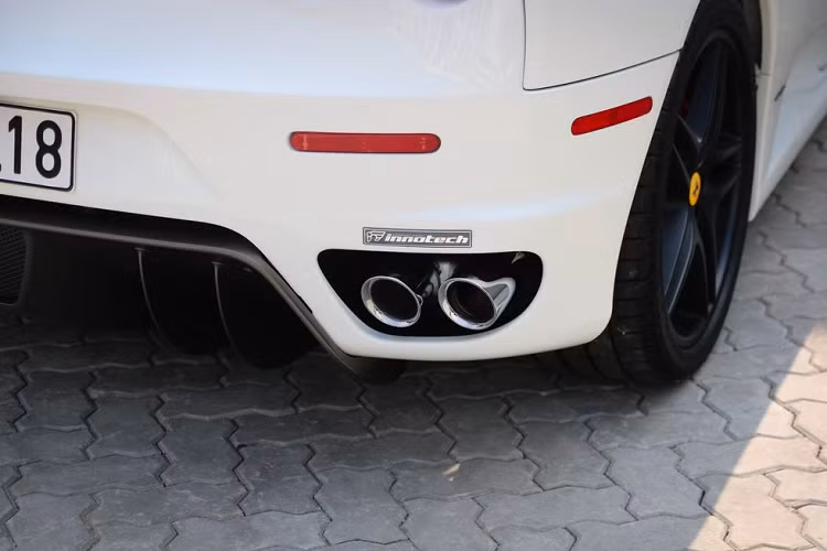 Hệ thống ống xả cũ của xe đã được thay mới. Đây là hệ thống ống xả IPE, được làm bằng chrome. Giá trị của bộ ống xả này khoảng 8.000 USD.