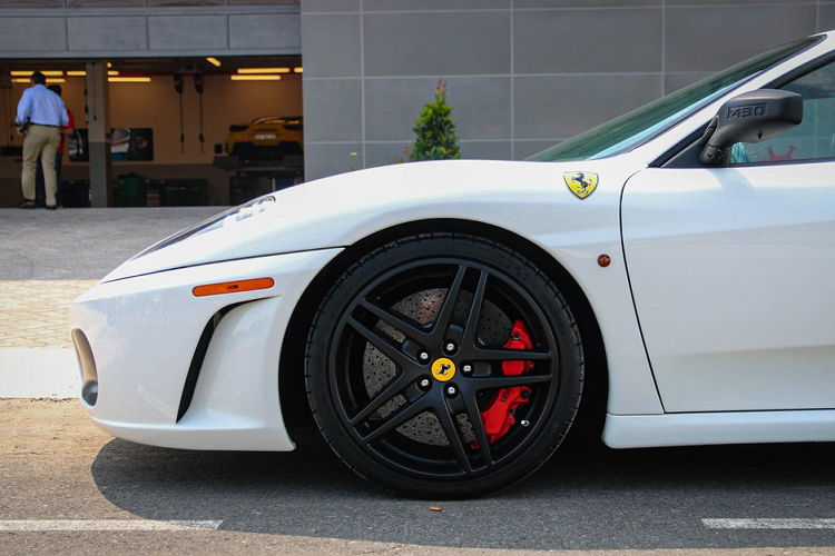 Xe được trang bị bộ vành 5 chấu kép được sơn đen mờ, ẩn bên dưới là cùm phanh màu đỏ thể thao nổi bật. 