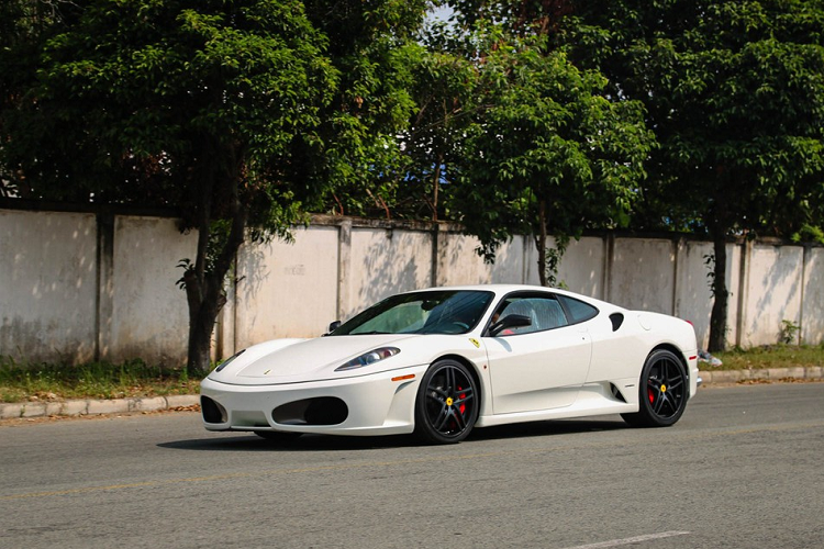 Cùng số phận với chiếc Ferrari F430, những siêu xe như Ferrari F12 Berlinetta, Lamborghini Aventador độ DMC, Lamborghini Murcielago SV, Audi R8 V10 Plus, Ferrari California T... cũng đã được đại gia Đặng Lê Nguyên Vũ bán đi trong năm nay. 