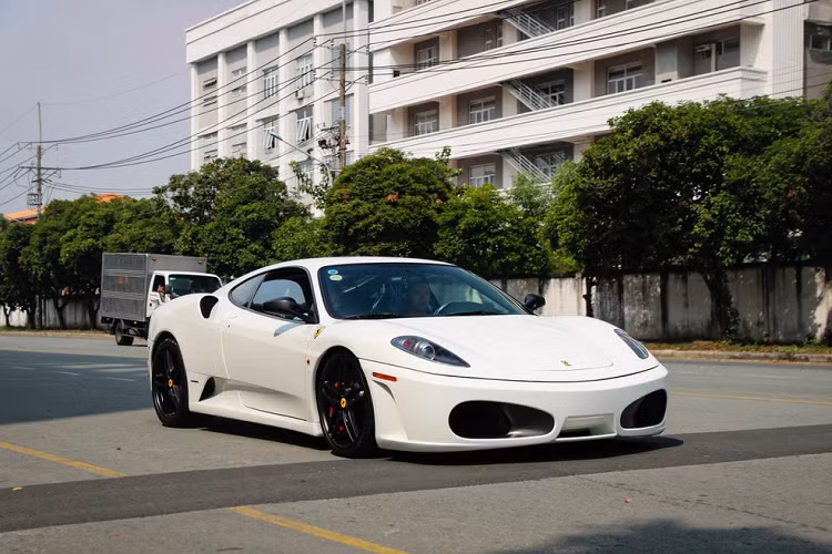 Cùng với Lamborghini Gallardo, Ferrari F430 là mẫu siêu xe lừng lẫy một thời, mở đầu phong trào chơi siêu xe của giới nhà giàu tại Việt Nam. Số lượng của mẫu xe này tại Việt Nam không nhiều, chỉ khoảng 10 chiếc, trong đó có 3 phiên bản Spider. 