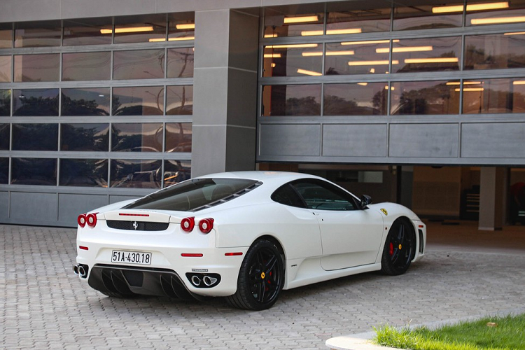 Trái tim của Ferrari F430 là khối động cơ V8 4.3L hút khí tự nhiên. Khối động cơ này cho công suất 483 mã lực và mô-men xoắn 465 Nm. Siêu xe này dễ dàng chạm mốc 100 km/h từ vị trí đứng im chỉ trong 4 giây, trước khi đạt tốc độ tối đa 315 km/h. 