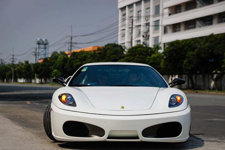 Ngoại hình của siêu xe Ferrari của Đặng Lê Nguyên Vũ có một số trầy xước nhỏ, lộ ra lớp sơn nguyên bản là màu đỏ. Ngay khi về chủ mới, chiếc xe lập tức được nâng cấp đồ chơi đắt tiền.