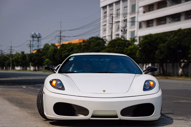 Ngoại hình của siêu xe Ferrari của Đặng Lê Nguyên Vũ có một số trầy xước nhỏ, lộ ra lớp sơn nguyên bản là màu đỏ. Ngay khi về chủ mới, chiếc xe lập tức được nâng cấp đồ chơi đắt tiền.