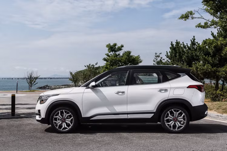 Về thiết kế, Seltos lấy ý tưởng thiết kế từ mẫu concept Kia SP2i Concept được giới thiệu hồi đầu năm nay. Seltos kết hợp giữa phong cách trẻ trung và tinh tế được tạo nên những đường nét sắc sảo, ấn tượng nhưng giữ lại diện mạo của một chiếc SUV truyền thống.