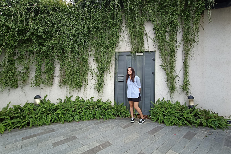 Nếu muốn lấy được nhiều phong cảnh hơn, người dùng chỉ cần chạm vào icon giống như màn hình cong trên giao diện chụp ảnh của máy, lúc này chế độ góc siêu rộng 116 độ được kích hoạt.