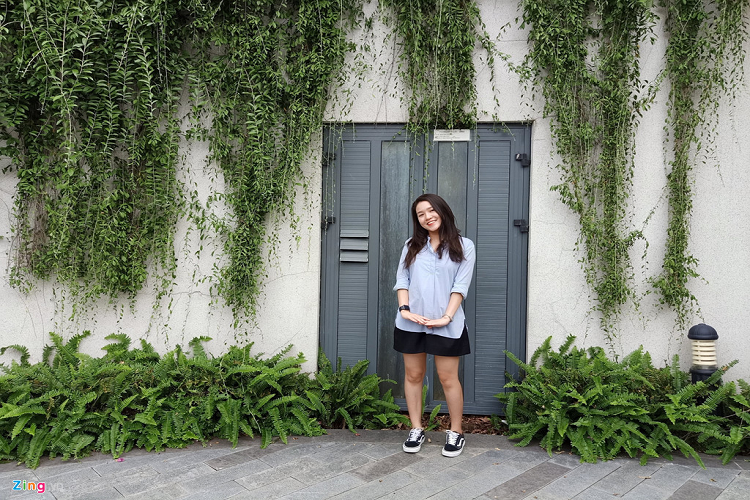 Thiết bị này có tích hợp AI, tự động nhận diện ngữ cảnh từ đó điều chỉnh ánh sáng, màu sắc cho phù hợp. Trong trường hợp này, lá cây được làm tươi và xanh hơn một chút so với thực tế. 