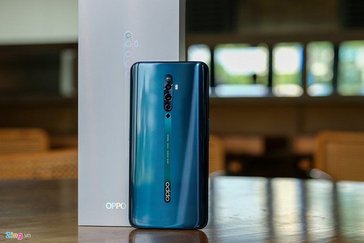 Mẫu smartphone Reno2 F của Oppo, có giá 8,9 triệu đồng. Về tổng thể, máy có thiết kế giống như bản tiền nhiệm với màn hình tràn viền, camera thò thụt. Với Reno thế hệ mới, Oppo chủ yếu tập trung nâng cấp camera. Theo đó, sản phẩm có 4 camera sau bao gồm một camera chính 48 MP, ống kính góc siêu rộng 8 MP và 2 camera 2 MP. 