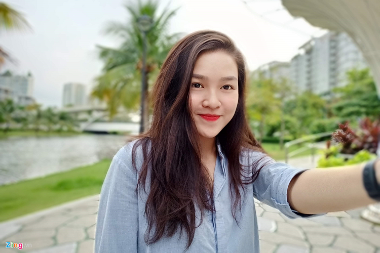 Oppo cho biết, model này hướng đến đối tượng người dùng trẻ thích sáng tạo. Vì thế camera selfie là một trong những tính năng nổi bật của sản phẩm. Máy sở hữu camera selfie trượt 16 MP. Camera trước của máy cũng được trang bị chế độ chân dung, giúp làm nổi bật chủ thể và xóa phông nhẹ phần nền. Oppo cũng tích hợp 10 bộ lọc màu cho máy. Những bộ lọc này có màu sắc tươi tắn, trẻ trung, thiên về hồng và trắng. 