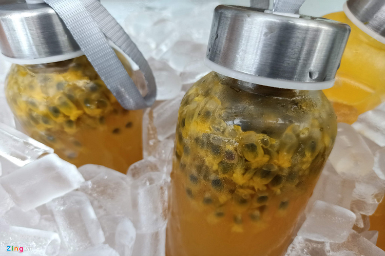 Khi đưa ống kính lại gần vật thể khoảng 2,5 cm, thiết bị sẽ tự động nhận diện và chuyển sang chế độ chụp Macro. Lúc này, tôi có thể lấy cận được những chi tiết mong muốn như những hạt chanh dây phía trong chai nước. 