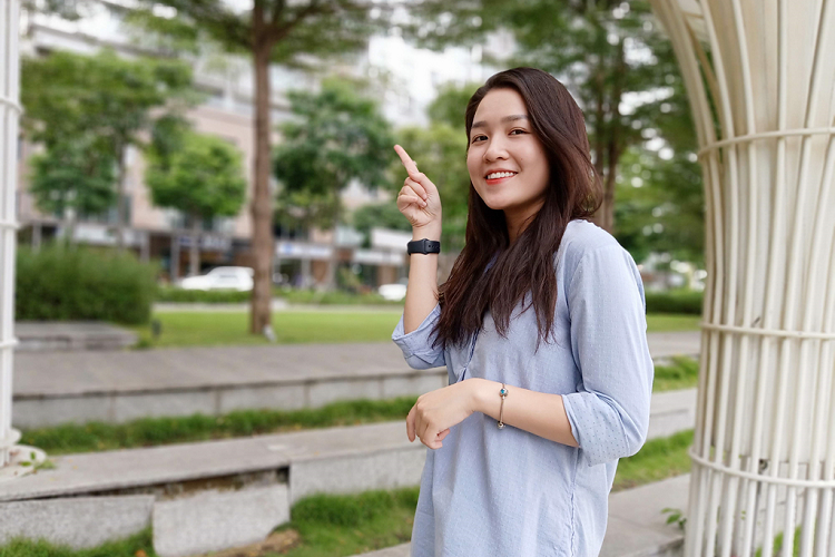 Chế độ chân dung xóa phông trên Oppo Reno2 F mới kế thừa nhiều từ các model trước. Một số cải thiện thuật toán giúp nó cho ra những bức ảnh có độ xóa phông mềm mại, chi tiết vùng tóc, áo quần được tách biệt. Bên cạnh đó, người dùng có thể điều chỉnh mức độ xóa phông theo sở thích. 