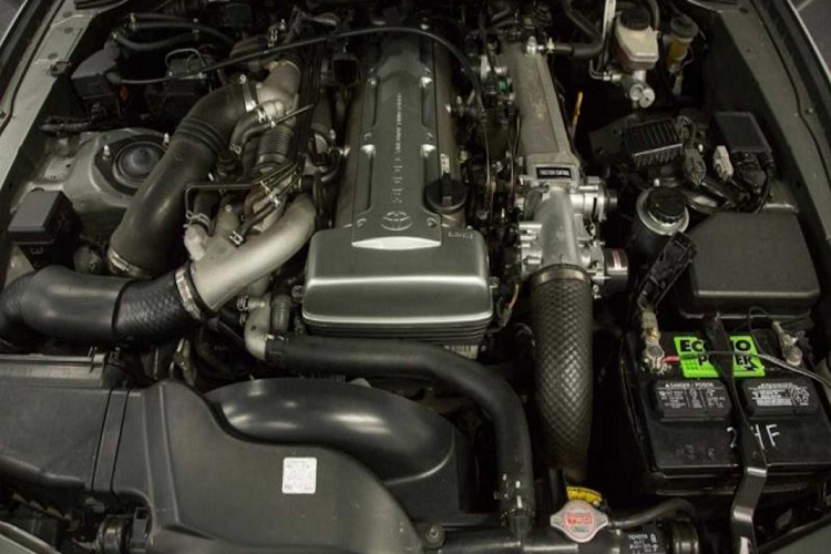 Sức mạnh của xe thể thao Toyota Supra A90 đời cũ này được phân phối đến bánh xe thông qua hộp số sàn 6 cấp. Supra A80 có trọng lượng 1.565 kg với tỉ lệ phân bổ trọng lượng trước/sau là 51/49.