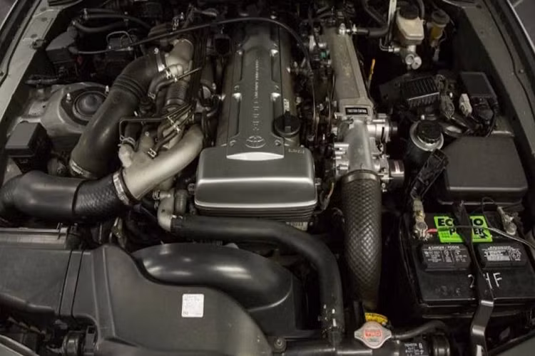 Sức mạnh của xe thể thao Toyota Supra A90 đời cũ này được phân phối đến bánh xe thông qua hộp số sàn 6 cấp. Supra A80 có trọng lượng 1.565 kg với tỉ lệ phân bổ trọng lượng trước/sau là 51/49.