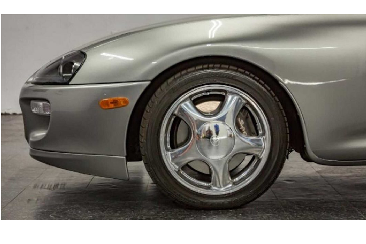 Tuy nhiên, nhiều người sẽ nghĩ chỉ có vậy mà bán dám rao bán nửa triệu USD ư? Vô lí quá! Bên cạnh những chi tiết “zin” từ nhà máy, chiếc xe Toyota Supra 1998 này còn là một trong 24 chiếc Supra được xuất xưởng với màu sơn Quicksilver.