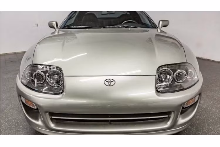 Liệu bạn sẽ bỏ ra số tiền nửa triệu USD để mang về nhà một chiếc xe có phần cũ nhưng lại mang tính biểu tượng, hay bạn sẽ chọn một chiếc siêu xe mới cóng nhưng lại “đụng hàng” với nhiều gã “đại gia” khác?