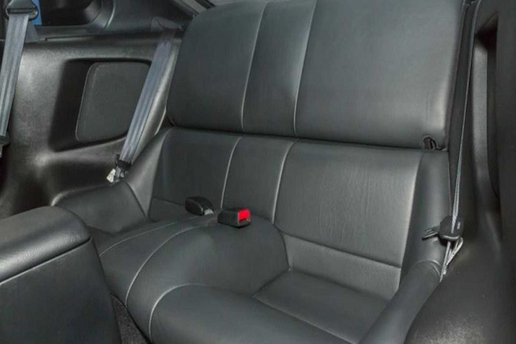 Phần mui của chiếc Supra này có thể được tháo rời. Theo như con số mà đồng hồ odo cho biết, chiếc Supra này đã di chuyển gần 60.000 km trong vòng 21 năm qua.