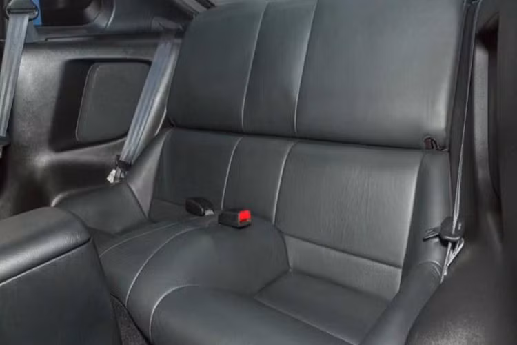 Phần mui của chiếc Supra này có thể được tháo rời. Theo như con số mà đồng hồ odo cho biết, chiếc Supra này đã di chuyển gần 60.000 km trong vòng 21 năm qua.