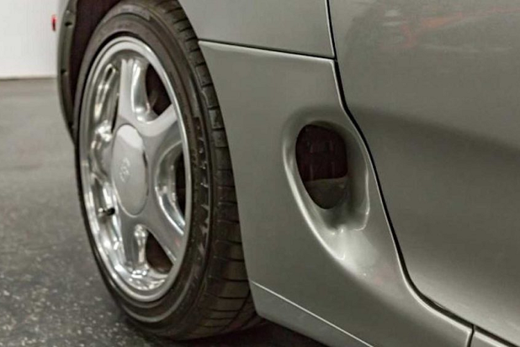 Như mói ở đây không phải là vì chiếc xe sở hữu đồng hồ odo thấp, mà là do chiếc xe chưa từng được phục chế bao giờ. Toàn bộ những trang bị trên xe đều chính là những trang bị được Toyota lắp ráp và xuất xưởng vào năm 1998.