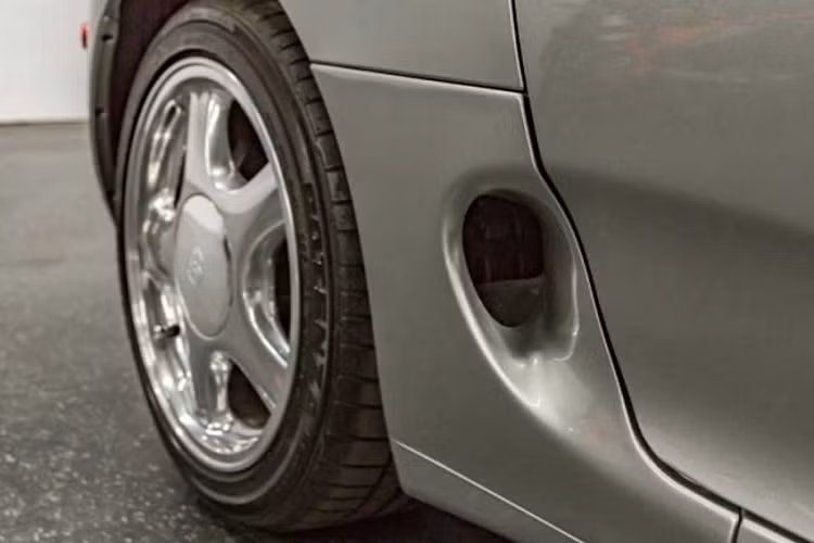 Như mói ở đây không phải là vì chiếc xe sở hữu đồng hồ odo thấp, mà là do chiếc xe chưa từng được phục chế bao giờ. Toàn bộ những trang bị trên xe đều chính là những trang bị được Toyota lắp ráp và xuất xưởng vào năm 1998.