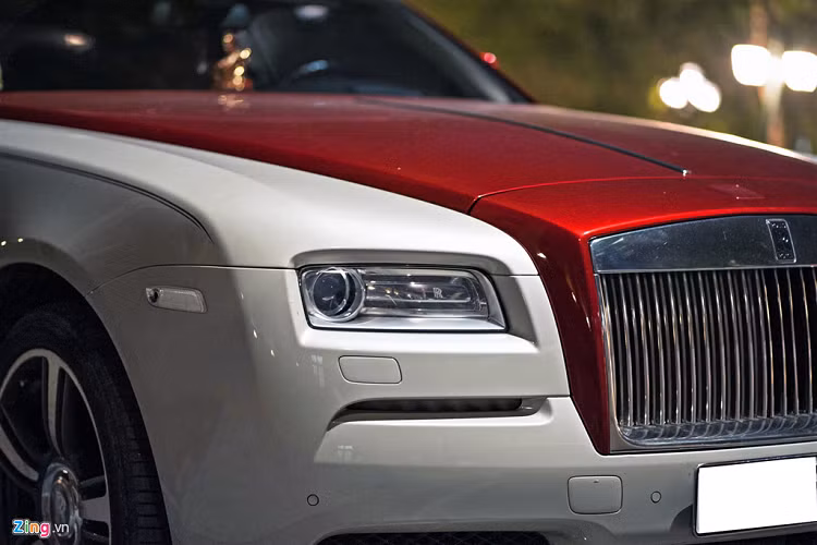 Rolls-Royce Wraith được trang bị động cơ tăng áp kép V12 6.6L, sản sinh công suất 624 mã lực và mô-men xoắn 800 Nm. Xe sử dụng hộp số tự động 8 cấp ZF, tăng tốc 0-100 km/h trong chỉ 4,6 giây - gia tốc không tệ đối với một chiếc Rolls-Royce. 