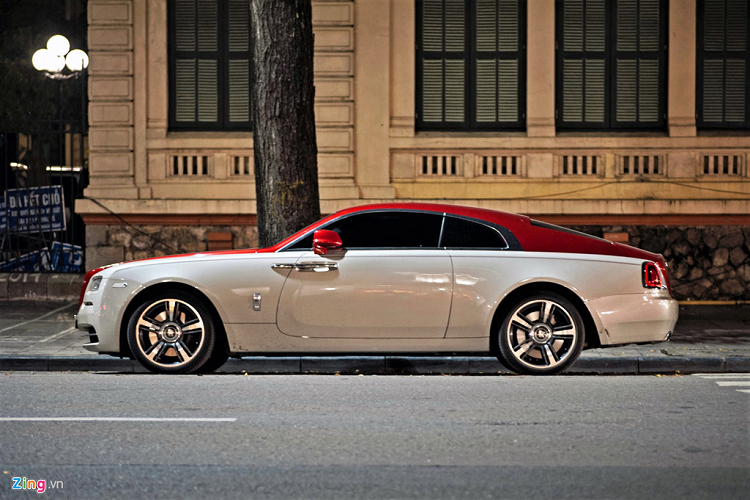 Nguyên bản, xe sở hữu tone màu trắng ngọc trai với các đường coachline màu đỏ. Tận dụng yếu tố này, chủ xe đã khoác màu đỏ trải dài từ đầu xe đến đuôi xe. Nhờ vậy, chiếc Wraith trông trẻ trung hơn hẳn. 