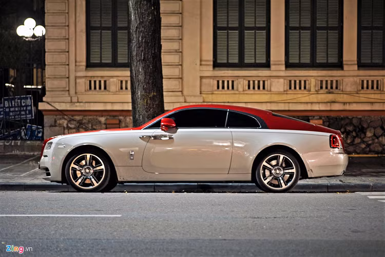 Nguyên bản, xe sở hữu tone màu trắng ngọc trai với các đường coachline màu đỏ. Tận dụng yếu tố này, chủ xe đã khoác màu đỏ trải dài từ đầu xe đến đuôi xe. Nhờ vậy, chiếc Wraith trông trẻ trung hơn hẳn. 