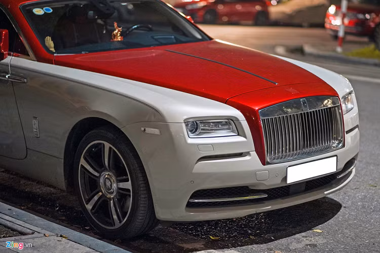 Rolls-Royce Wraith là mẫu coupe 4 chỗ thuộc hạng siêu sang, được sản xuất dựa trên khung gầm của Ghost. Tên "Wraith" có nghĩa là bóng ma trong tiếng Scotland. 