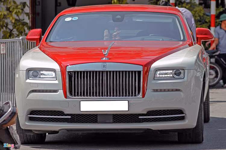 Trắng không phải là tone màu xa lạ trên những chiếc Rolls-Royce. Tuy nhiên, tone trắng kết hợp với màu đỏ nổi bật thì lại là độc nhất tại Việt Nam. Thông thường, cách phối màu trẻ trung này chỉ xuất hiện trên những phiên bản đặc biệt của Rolls-Royce hoặc được cá nhân hóa cho các đại gia Trung Đông. 
