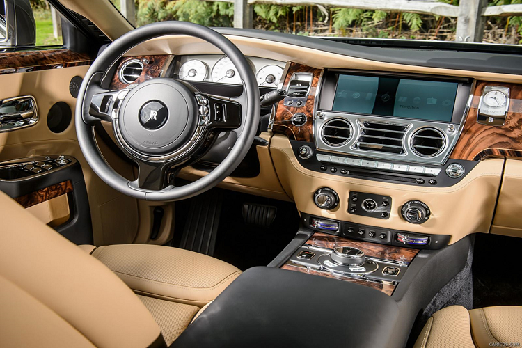 Bên trong xe là một không gian đẳng cấp và sang trọng, với những đường nét cổ điển pha lẫn các công nghệ hiện đại. Ảnh: caricos. 