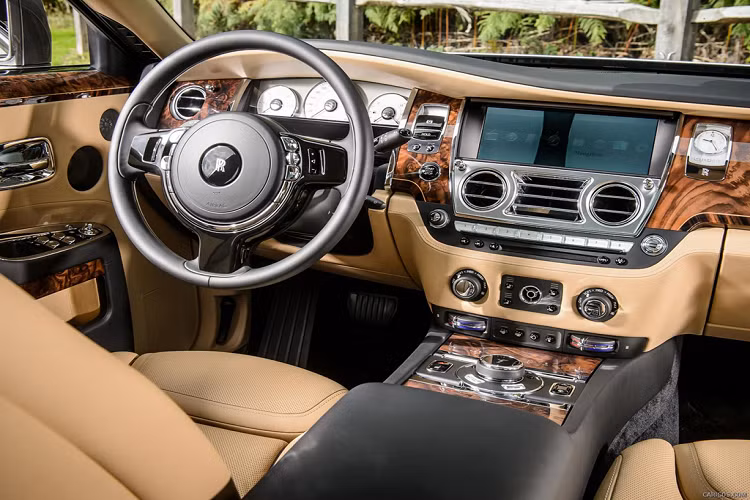 Bên trong xe là một không gian đẳng cấp và sang trọng, với những đường nét cổ điển pha lẫn các công nghệ hiện đại. Ảnh: caricos. 