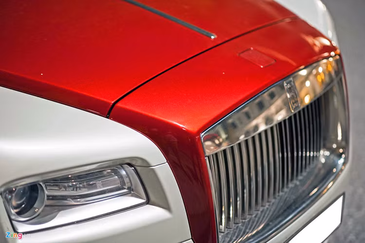 Rolls-Royce Wraith tại Hà Nội được trang bị hệ thống đèn pha hoàn toàn bằng LED. Nổi bật là logo Rolls-Royce xuất hiện bên trong đèn pha chính. 