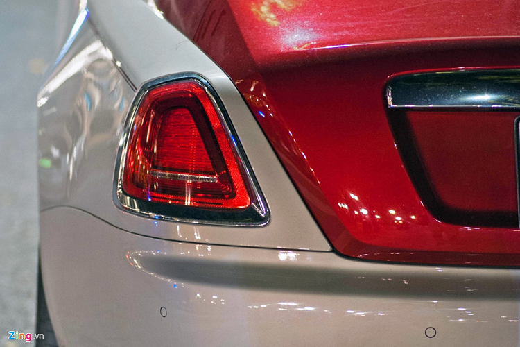 Ở phía sau, đèn hậu của Wraith được viền chrome. Phần đuôi xe của Wraith được thiết kế thấp dần về phía sau, tạo nên kiểu dáng coupe quyến rũ. 