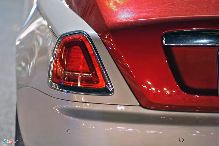 Ở phía sau, đèn hậu của Wraith được viền chrome. Phần đuôi xe của Wraith được thiết kế thấp dần về phía sau, tạo nên kiểu dáng coupe quyến rũ. 