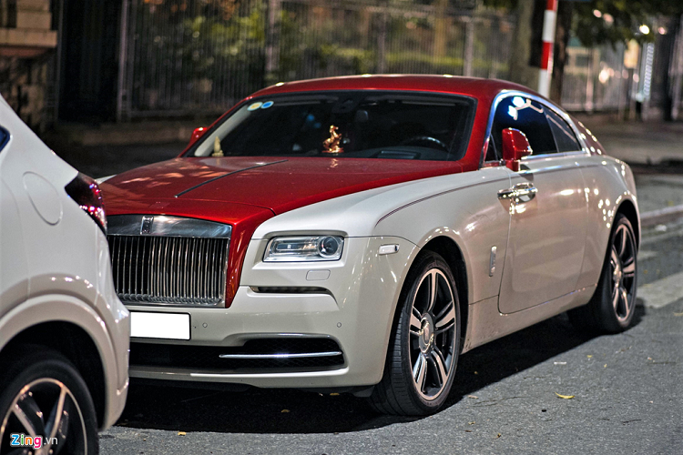 Mẫu coupe Wraith và mui trần Dawn là 2 mẫu xe nằm trong nỗ lực tiếp cận nhóm khách hàng trẻ tuổi giàu có của Rolls-Royce. Ra mắt thế giới năm 2013, những chiếc Wraith đầu tiên về Việt Nam vào năm 2014 với giá khoảng 20 tỷ đồng (đại lý tư nhân). Nếu mua xe chính hãng, con số này có thể lên đến 33 tỷ đồng, tùy trang bị.