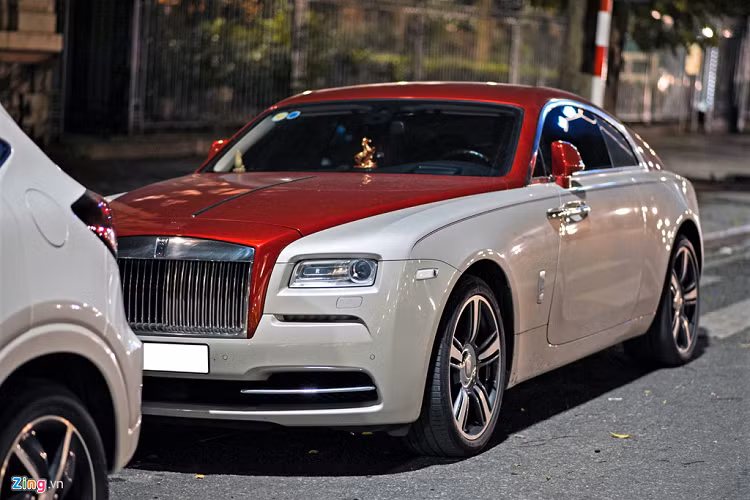 Mẫu coupe Wraith và mui trần Dawn là 2 mẫu xe nằm trong nỗ lực tiếp cận nhóm khách hàng trẻ tuổi giàu có của Rolls-Royce. Ra mắt thế giới năm 2013, những chiếc Wraith đầu tiên về Việt Nam vào năm 2014 với giá khoảng 20 tỷ đồng (đại lý tư nhân). Nếu mua xe chính hãng, con số này có thể lên đến 33 tỷ đồng, tùy trang bị.