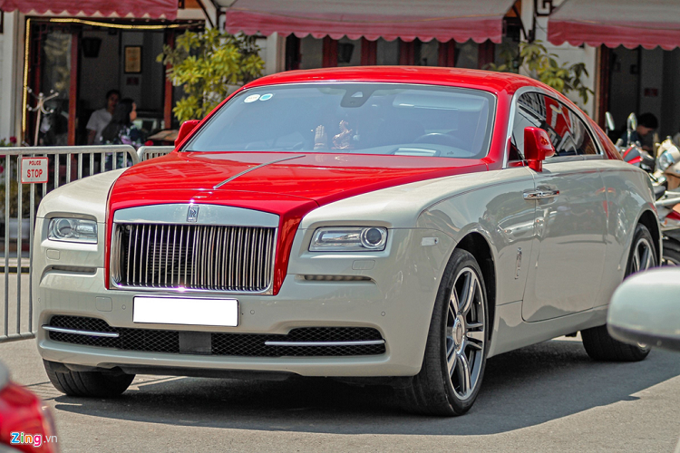 Là thương hiệu xe siêu sang hàng đầu thế giới, những chiếc Rolls-Royce luôn mang trên mình vẻ lịch lãm, quý tộc và thường mang tone màu tối. Một chiếc xe siêu sang Rolls-Royce Wraith tại Hà Nội có phong cách trái ngược hoàn toàn khi khoác trên mình tone màu trắng đỏ trẻ trung và thể thao. 