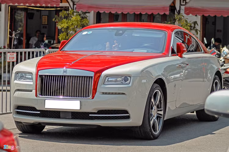 Là thương hiệu xe siêu sang hàng đầu thế giới, những chiếc Rolls-Royce luôn mang trên mình vẻ lịch lãm, quý tộc và thường mang tone màu tối. Một chiếc xe siêu sang Rolls-Royce Wraith tại Hà Nội có phong cách trái ngược hoàn toàn khi khoác trên mình tone màu trắng đỏ trẻ trung và thể thao. 