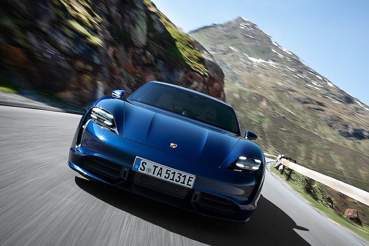 Đương nhiên, động cơ sẽ không thể hoạt động được nếu không có nguồn điện, và điều này được cung cấp bởi khối pin Li-ion công suất 93,4kWh nằm dưới sàn xe. Hệ thống sạc 800V đã khiến Taycan trở nên khác biệt - nó là chiếc xe điện thương mại đầu tiên sử dụng công nghệ này. Đây là bài toán mà Porsche đã tính trước cho tương lai, khi hiện tại ngay cả những hệ thống sạc nhanh nhất cũng chỉ đạt 270kW.