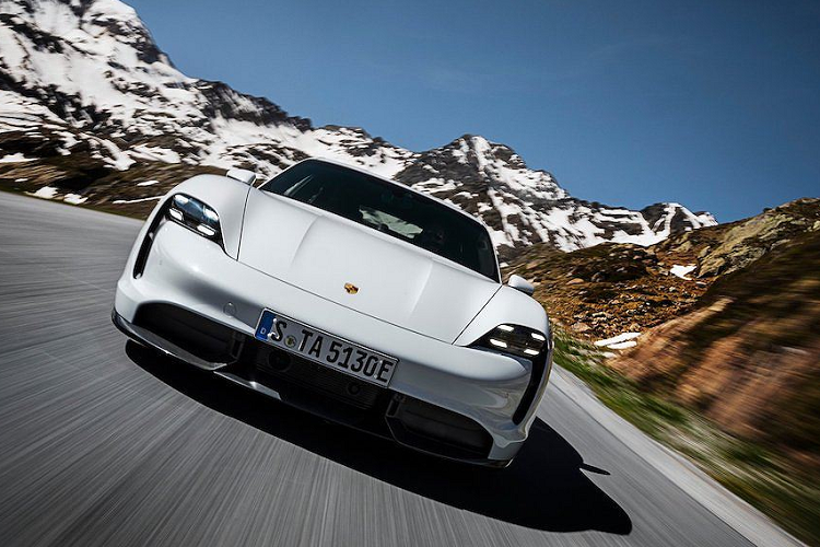 Ở chế độ tiết kiệm điện (Range), hộp số sau sẽ gài ở cấp 2 với tỷ số truyền cao, trong khi ngắt hoàn toàn động cơ cầu trước. Chế độ Normal sẽ chỉ kích hoạt cầu trước và số 1 ở cầu sau khi người lái đạp mạnh ga, Các chế độ Sport và Sport Plus sẽ sử dụng kết hợp cả 2 động cơ và hộp số Chế độ Individual cho phép người lái có thể tự cấu hình chiếc xe theo sở thích.