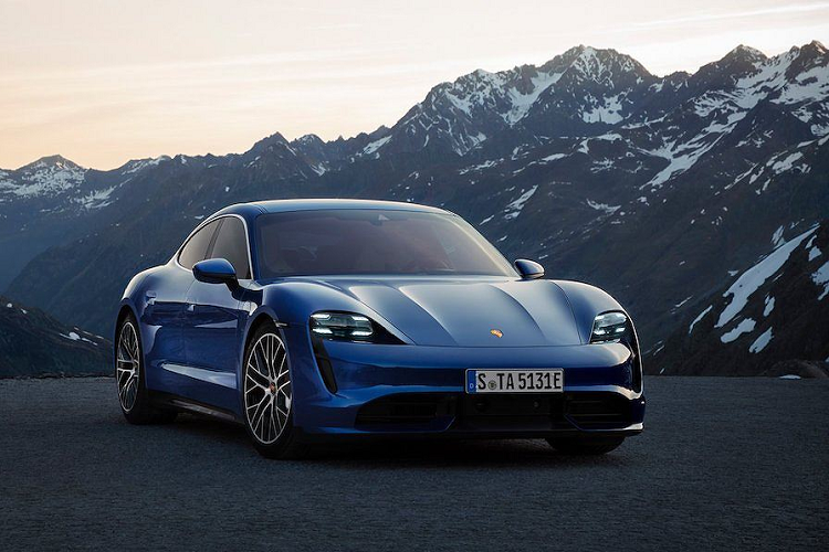 Khác với những chiếc Porsche bình thường, Taycan đã được giới thiệu đầu tiên với 2 phiên bản cao cấp nhất. Dù không sử dụng động cơ đốt trong với tăng áp, nhưng 2 model này vẫn có tên gọi là Turbo và Turbo S. Trong cách đặt tên của Porsche, "Turbo" thường dành cho những dòng xe mạnh mẽ nhất, thể thao nhất mà không tới từ bộ phận GT. Và hãng hoàn toàn có cơ sở để dành tên gọi này cho 2 phiên bản "hàng đợt đầu" của Taycan.