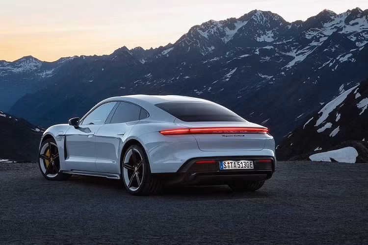 Giống như những mẫu xe điện khác, Porsche đặt mỗi mô-tơ điện ở một cầu của Taycan. Tuy nhiên loại động cơ điện mà hãng sử dụng là các mô-tơ với nam châm vĩnh cửu đồng bộ nằm giữa rotor và stator. Động cơ điện ở cầu trước của Taycan Turbo chỉ nặng 71kg nhưng mạnh tới 235 mã lực/300Nm, trong khi bản Turbo S nặng 76kg nhưng đạt 255 mã lực/400Nm.