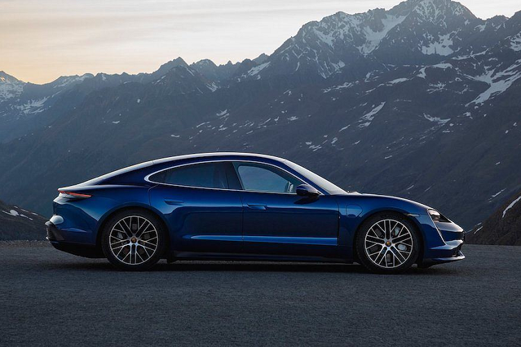 Cả Taycan Turbo và Taycan Turbo S đều được trang bị một cặp mô-tơ điện với tổng công suất 625PS (460kW). Tuy nhiên đây không phải là công suất cực đại của chúng. Với tính năng Overboost, ngay cả chiếc Taycan Turbo cũng đã đạt sức mạnh lên tới 680 PS (500kW) và mô-men xoắn 850Nm, giúp nó chỉ mất 3,2 giây để tăng tốc từ 0-100km/h và đạt 0-200km/h chỉ trong 10,6 giây khi kích hoạt hệ thống hỗ trợ "đề pa" Launch Control.