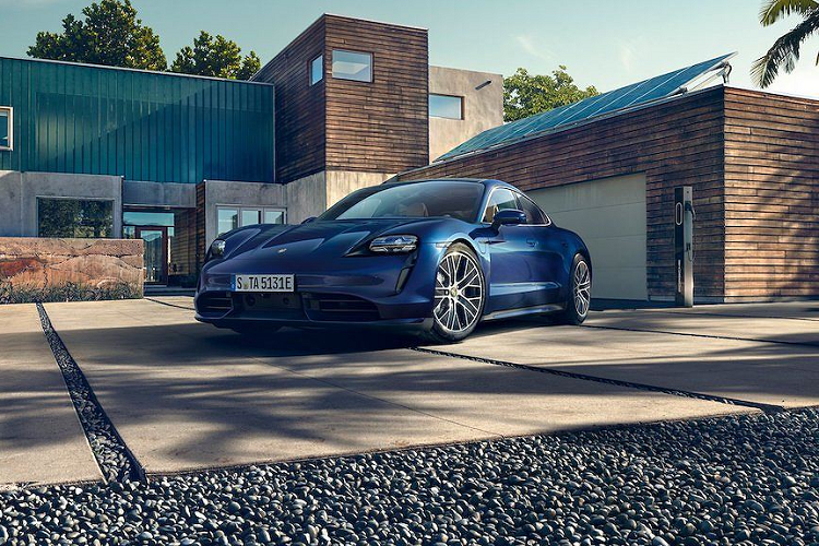 Hệ thống phanh của Taycan cũng không giống bất kỳ một chiếc Porsche nào trong lịch sử. Độ bền của hệ thống phanh có được do hộp số mới là thứ đóng vai trò giảm tốc trong 90% thời gian xe chạy chậm lại. Hộp số phía trước có thể tạo ra mô-men xoắn hồi lên tới 300Nm, trong khi hộp số phía sau là 550Nm. Và khi giảm tốc, động năng sẽ được chuyển hoá thành điện năng sạc lại pin.