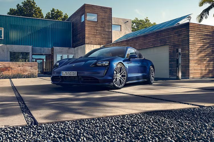 Hệ thống phanh của Taycan cũng không giống bất kỳ một chiếc Porsche nào trong lịch sử. Độ bền của hệ thống phanh có được do hộp số mới là thứ đóng vai trò giảm tốc trong 90% thời gian xe chạy chậm lại. Hộp số phía trước có thể tạo ra mô-men xoắn hồi lên tới 300Nm, trong khi hộp số phía sau là 550Nm. Và khi giảm tốc, động năng sẽ được chuyển hoá thành điện năng sạc lại pin.