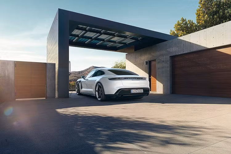 Tại Mỹ, giá xe Porsche Turbo S từ 187.610 USD (tương đương 4,35 tỷ đồng) - đắt hơn một chút so với chiếc Panamera Turbo S E-Hybrid trục cơ sở ngắn hiện tại (185.450 USD). Trong khi đó bản Taycan Turbo có giá rẻ hơn là 153.310 USD (tương đương 3,55 tỷ đồng). Và trong tương lai gần, Porsche sẽ còn tung ra nhiều bản Taycan giá rẻ hơn, cũng như biến thể "SUV hoá" Taycan Cross Turismo.