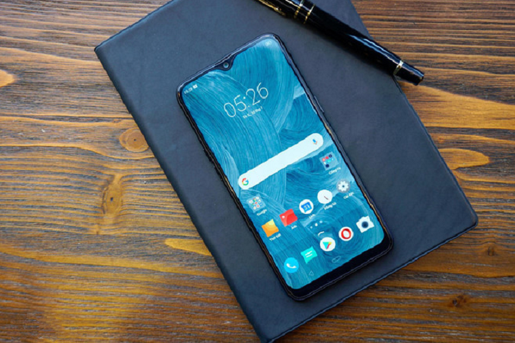 Realme 3 (5 triệu đồng) được trang bị màn hình 6,22 inch, HD+. Thiết bị sở hữu con chip MediaTek Helio P60, RAM 3 GB, bộ nhớ trong 64 GB và chạy trên nền Android 9.0, tùy biến theo giao diện Color OS 6.0. Model này có viên pin dung lượng 4.230 mAh. Trong khi các đối thủ được trang bị cổng sạc USB-C, Realme 3 vẫn dùng microUSB khá cũ.