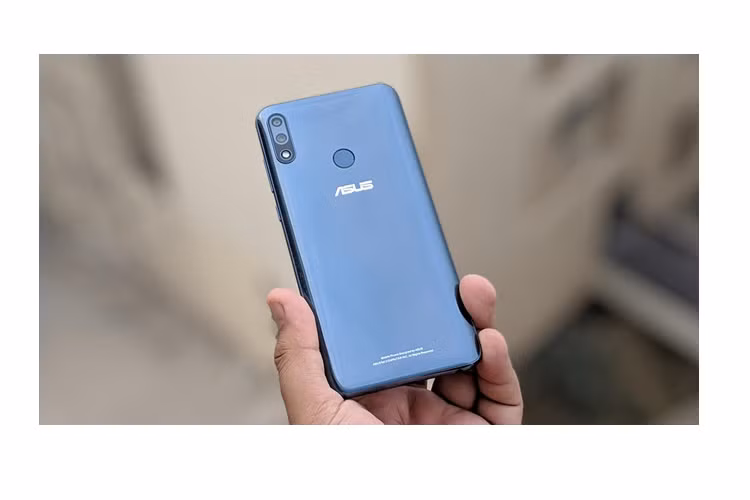 Asus Zenfone Max Pro M2 (giá 4,7 triệu đồng), model này có thiết kế màn hình khuyết đỉnh cùng phần lưng hoàn thiện từ nhựa. Máy sở hữu cấu hình mạnh với chip Snapdragon 660, hỗ trợ tốt nhu cầu giải trí, chơi game. Cùng với đó, viên pin 5.000 mAh cũng cho phép người dùng có thể sử dụng máy trong thời gian dài. 