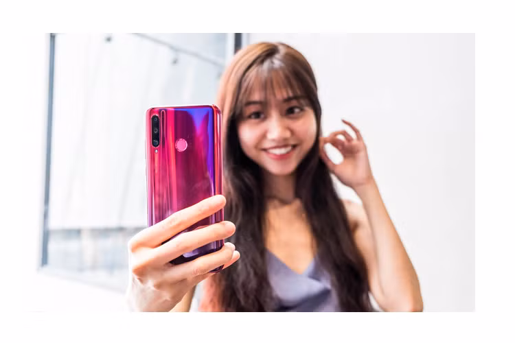 Honor 20 Lite (5 triệu đồng) là smartphone giá rẻ đầu tiên của Honor được trang bị camera selfie có độ phân giải lớn 32 MP, tích hợp tính năng làm đẹp nhiều cấp độ. Model này sở hữu hệ thống 3 camera sau, bao gồm 24 MP, 2 MP và 8 MP cho khả năng chụp ảnh khá tốt. Nhược điểm của model này đến từ mặt lưng nhựa, cho cảm giác cầm nắm không thật sự cứng cáp. 