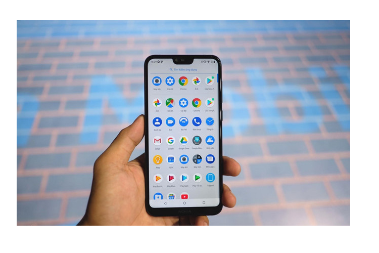 Điện thoại Nokia 6.1 Plus (giá 4 triệu đồng) sở hữu cấu hình khá tốt với chip Snapdragon 636, RAM 4 GB và bộ nhớ trong 64 GB. Thiết bị nằm trong dự án Android One, vì thế máy sẽ được cập nhật những phiên bản Android mới nhất. Điểm trừ của Nokia 6.1 Plus đến từ màn hình khuyết đỉnh khá dày.