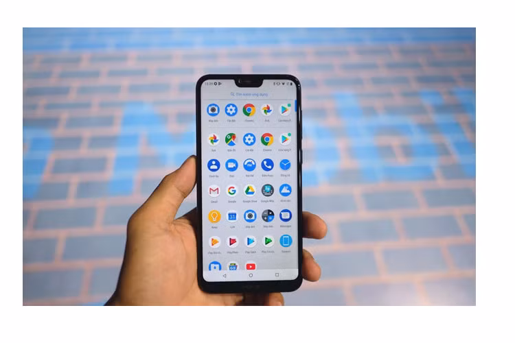 Điện thoại Nokia 6.1 Plus (giá 4 triệu đồng) sở hữu cấu hình khá tốt với chip Snapdragon 636, RAM 4 GB và bộ nhớ trong 64 GB. Thiết bị nằm trong dự án Android One, vì thế máy sẽ được cập nhật những phiên bản Android mới nhất. Điểm trừ của Nokia 6.1 Plus đến từ màn hình khuyết đỉnh khá dày.