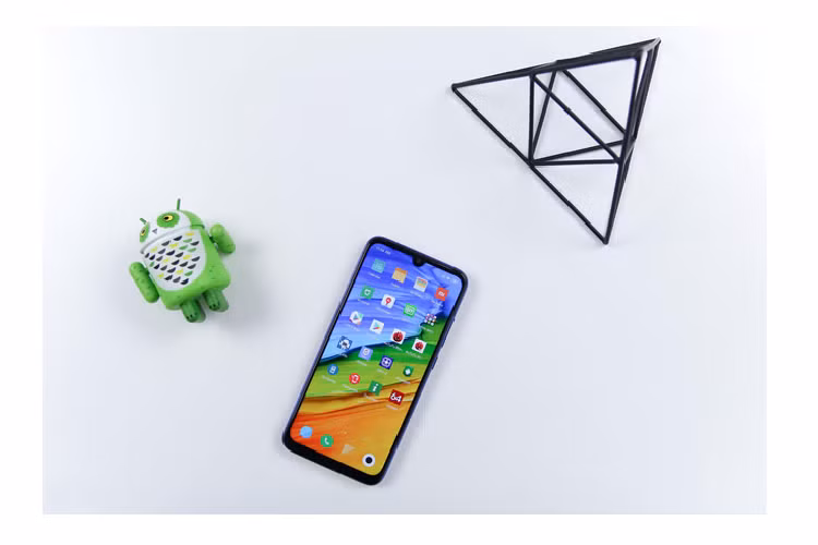 Máy dùng chip Snapdragon 660, RAM 4 GB và bộ nhớ 64 GB. Viên pin có dung lượng 4.000 mAh sạc qua cổng USB-C. Camera của máy có độ phân giải 48 MP, nhưng chất lượng hình ảnh chưa thực sự tốt, đặc biệt trong điều kiện thiếu sáng.